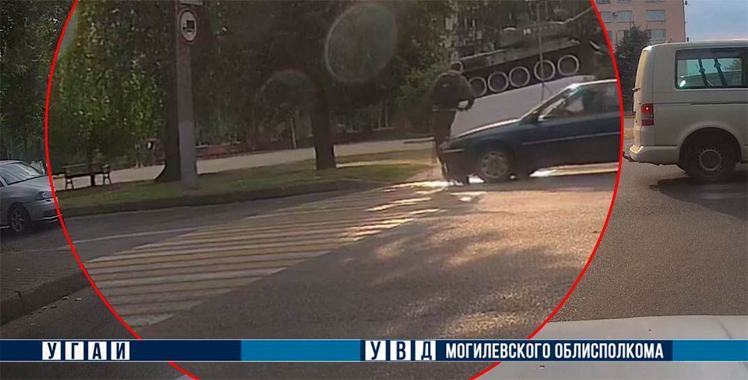 В Могилеве водитель сбил электросамокатчика, который ехал по переходу
