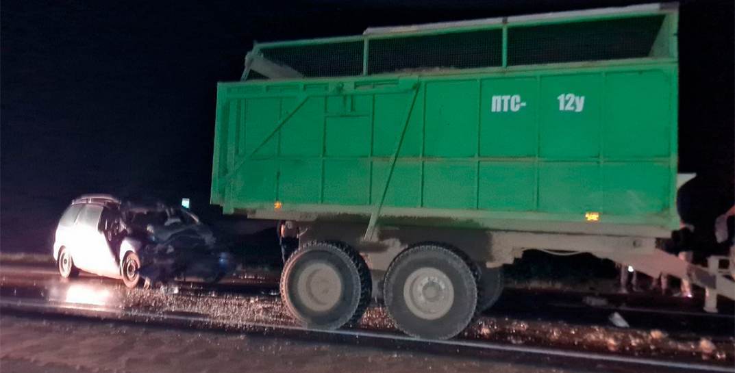 Очередное «осеннее» ДТП: в Шкловском районе водитель врезался в стоящий трактор, машина разбита, водитель тяжело травмирован