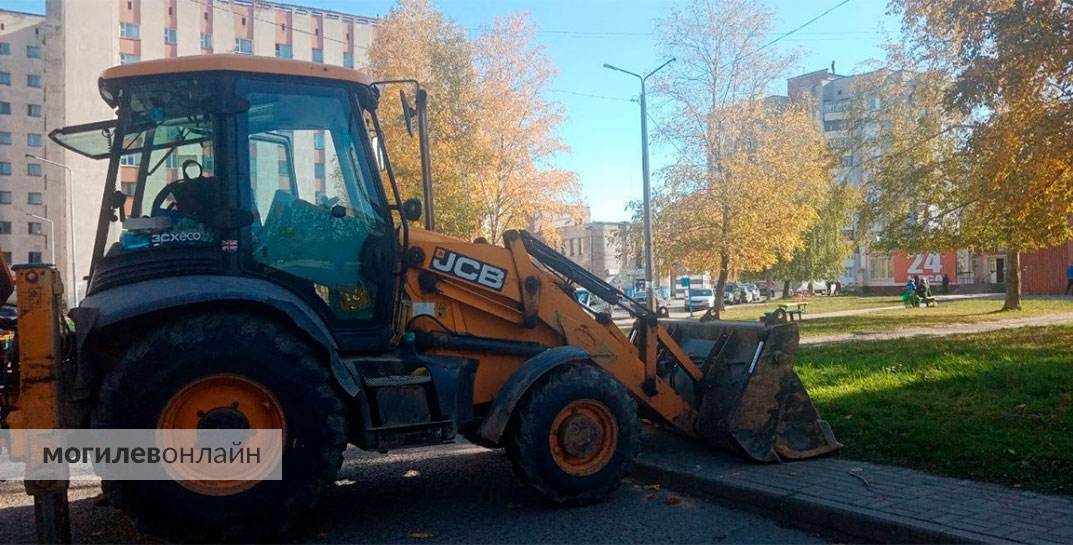 Прорыв трубы на улице Гришина вчера устраняли до глубокой ночи