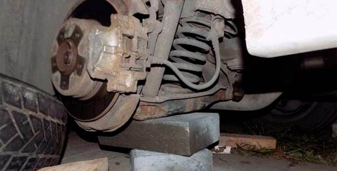 Житель Пуховичского района ремонтировал автомобиль, поставив его на самодельный домкрат. Машина упала и насмерть придавила мужчину