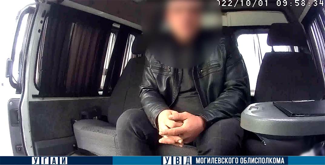 Пьяный мужчина без прав ехал по Могилеву. В машине он вез двух детей