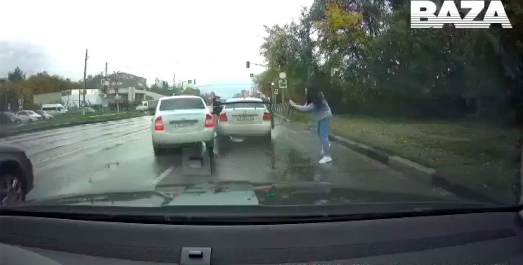 На видео попала очень жесткая разборка между водителями в Рязани