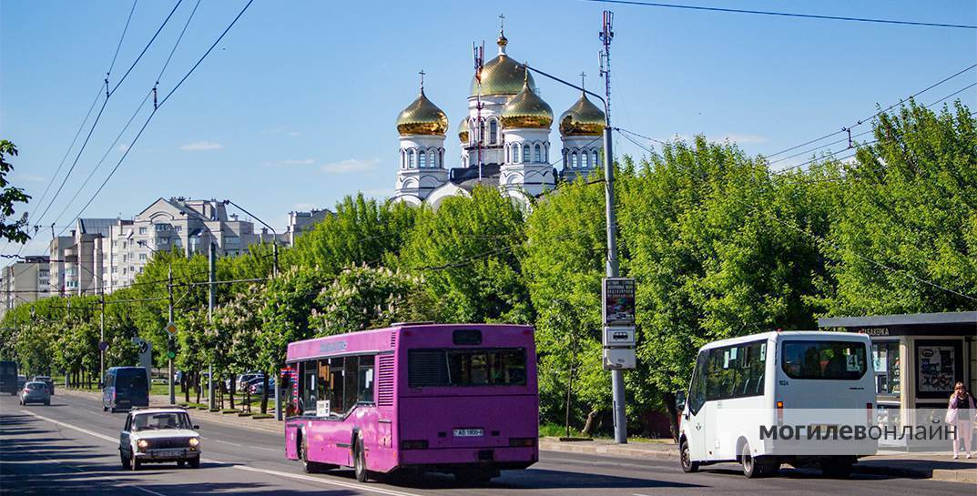 На остановке «Железнодорожный вокзал» на улице Гришина в Могилеве автобус наехал на женщину, которая хотела сесть в него. У женщины тяжелая травма, на водителя завели уголовное дело
