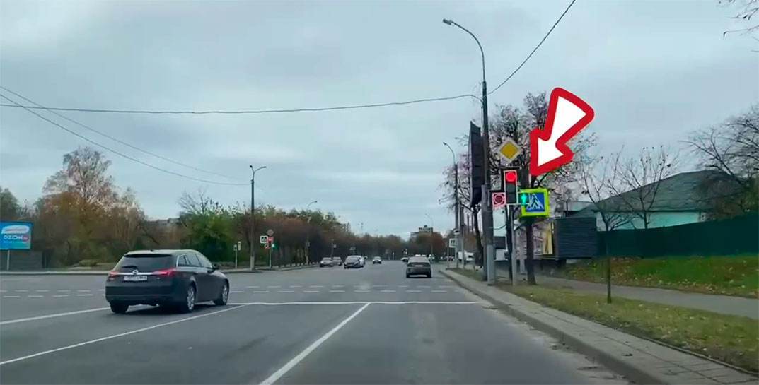 На перекрестке проспекта Мира и Королева появилась дополнительная секция для движения в прямом направлении