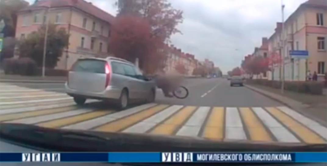В Бобруйске велосипедист, не спешившись, пересекал переход и оказался под колесами автомобиля. Момент попал на видеорегистратор