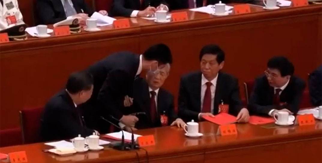 Бывшего лидера Китая Ху Цзиньтао вывели под руки из президиума на съезде КПК