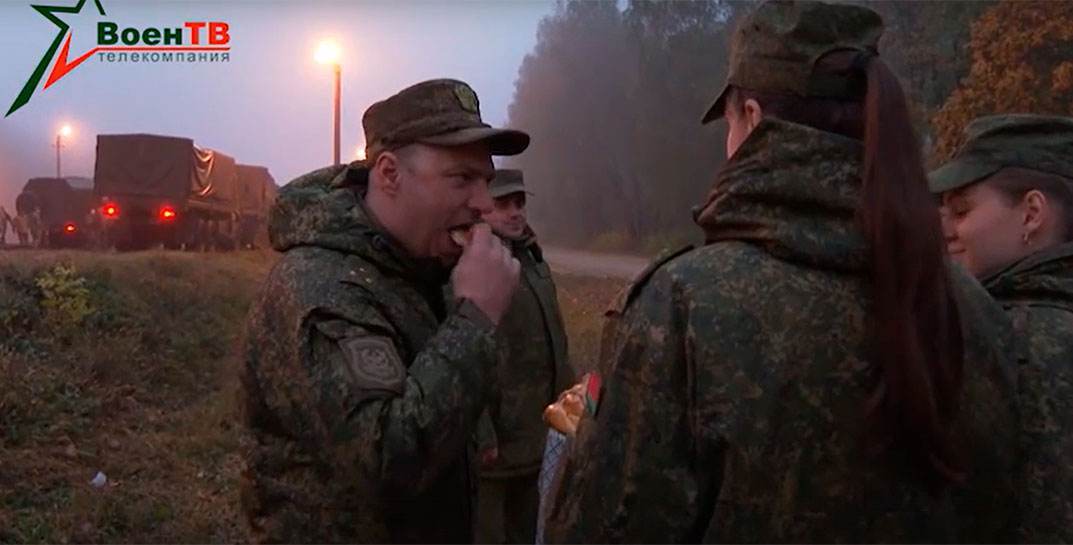 В Беларусь прибыли первые эшелоны с российскими военными, входящими в состав совместной российско-белорусской группировки. Их встретили хлебом-солью
