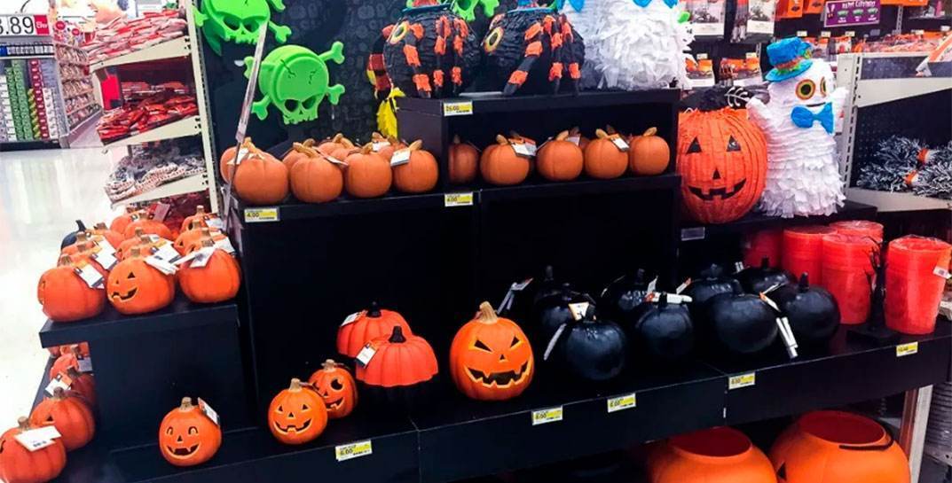 «Вижу чудесную витрину, оформленную к празднику, посвященному сатанистским культам». В Питере посетительница «Перекрестка» потребовала убрать тыквы, которые разукрасили к Хэллоуину