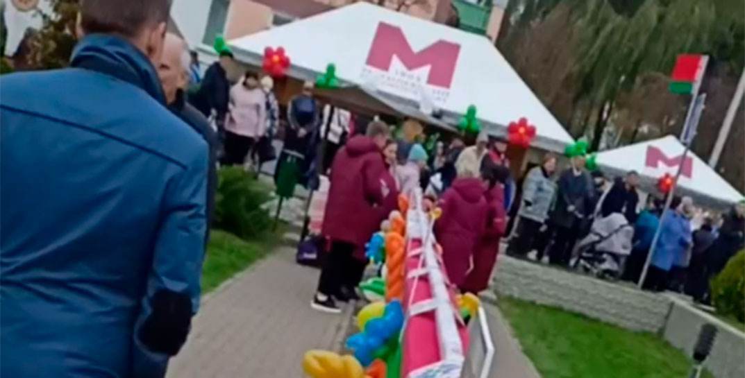 Видеофакт: Могилевский мясокомбинат изготовил вареную колбасу рекордной длины (50 метров)  к областным «Дажынкам» в Славгороде