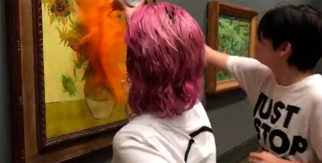В лондонской Национальной галерее экоактивисты залили томатным супом картину Ван Гога «Подсолнухи»