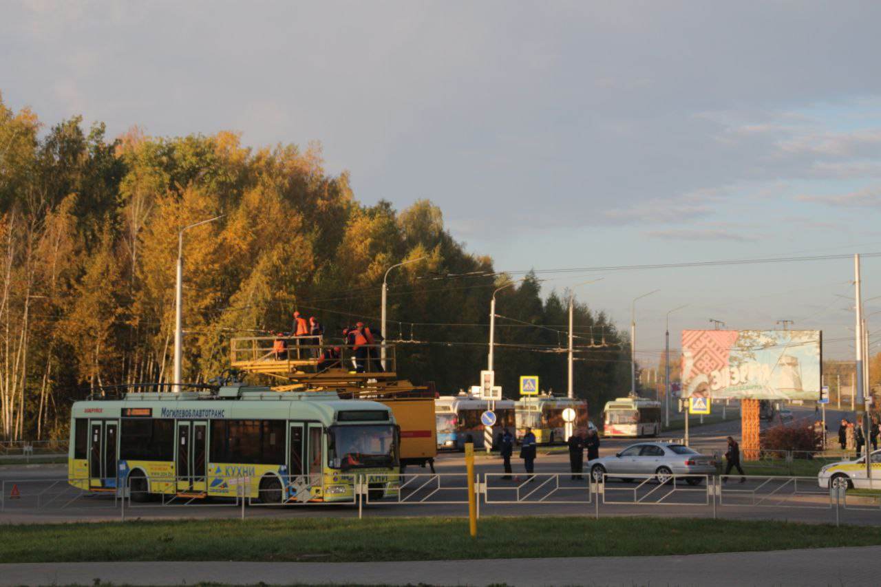 В Бобруйске оборвалась контактная сеть для троллейбусов, движение остановлено