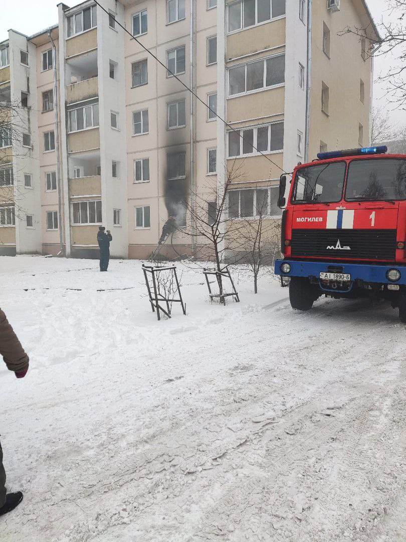 В МЧС рассказали о пожаре на улице Сурганова, фотографии которого разошлись по соцсетям: у могилевчанки загорелось масло на сковороде и белье, которое сушилось над плитой