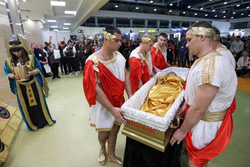 Хороший тамада. В Москве прошел конкурс по одеванию покойников на скорость