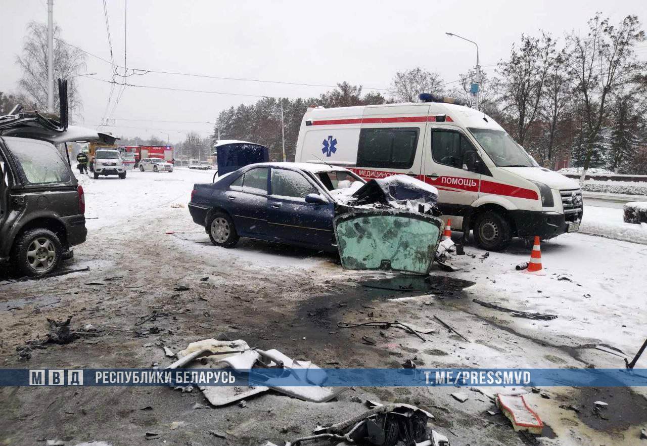Милиция рассказала подробности сегодняшнего ДТП в Бобруйске, где пострадавших из разбитых всмятку машин доставали спасатели