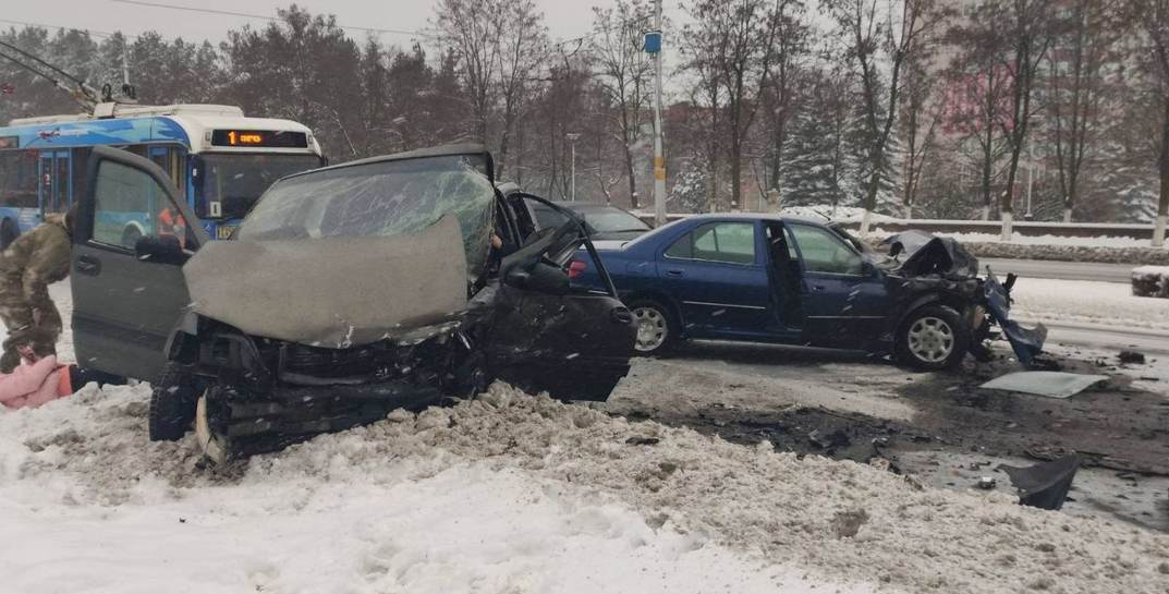 В Бобруйске случилось серьёзное ДТП, понадобилась помощь спасателей