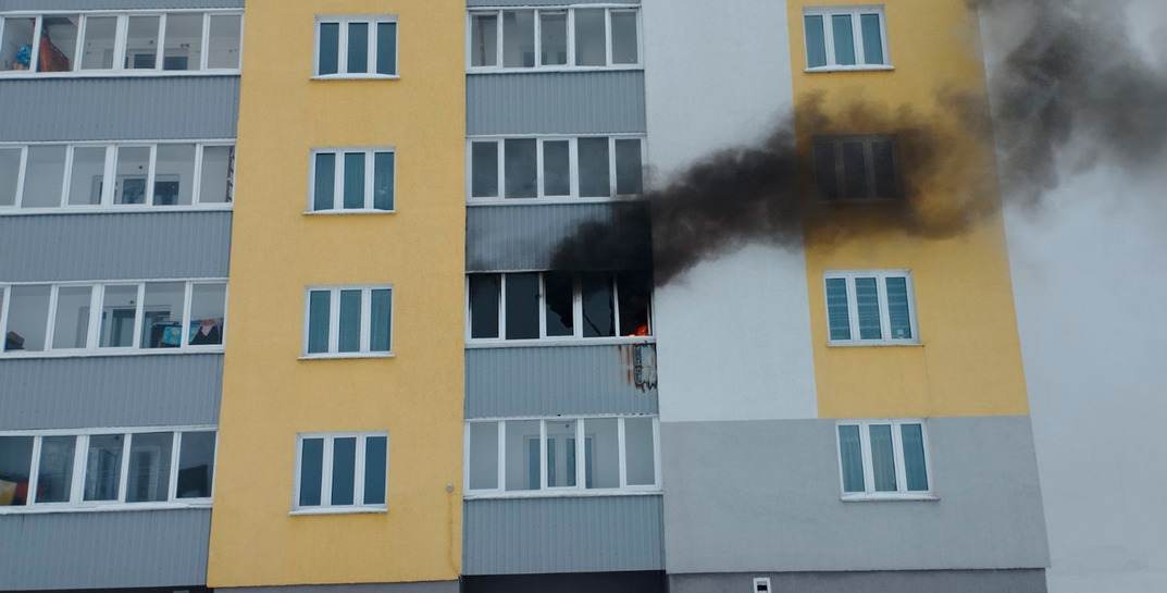 В Круглом неосторожный курильщик устроил пожар в съёмной квартире — спасателям пришлось эвакуировать соседей
