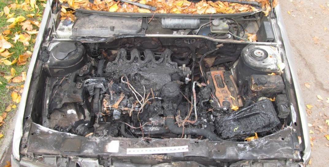 Во дворе в Могилеве автомобиль самостоятельно поехал, а затем загорелся