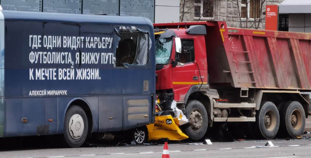 Жуткое ДТП в центре Москвы: белорус на самосвале вмял такси в автобус, а затем скрылся с места аварии. Погибли два человека
