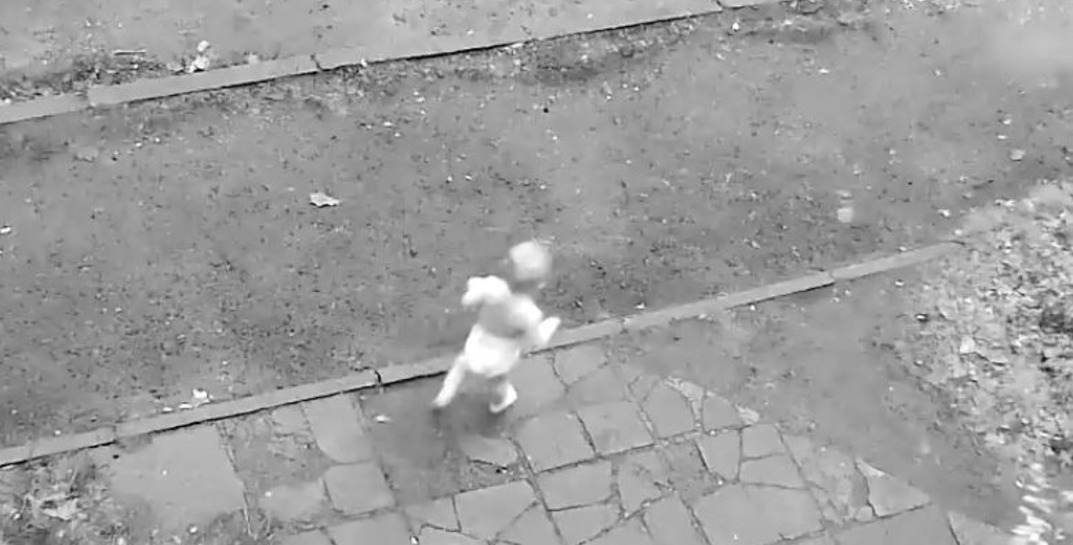 В российском Кирове полуторагодовалая девочка сбежала из детского сада в одном подгузнике