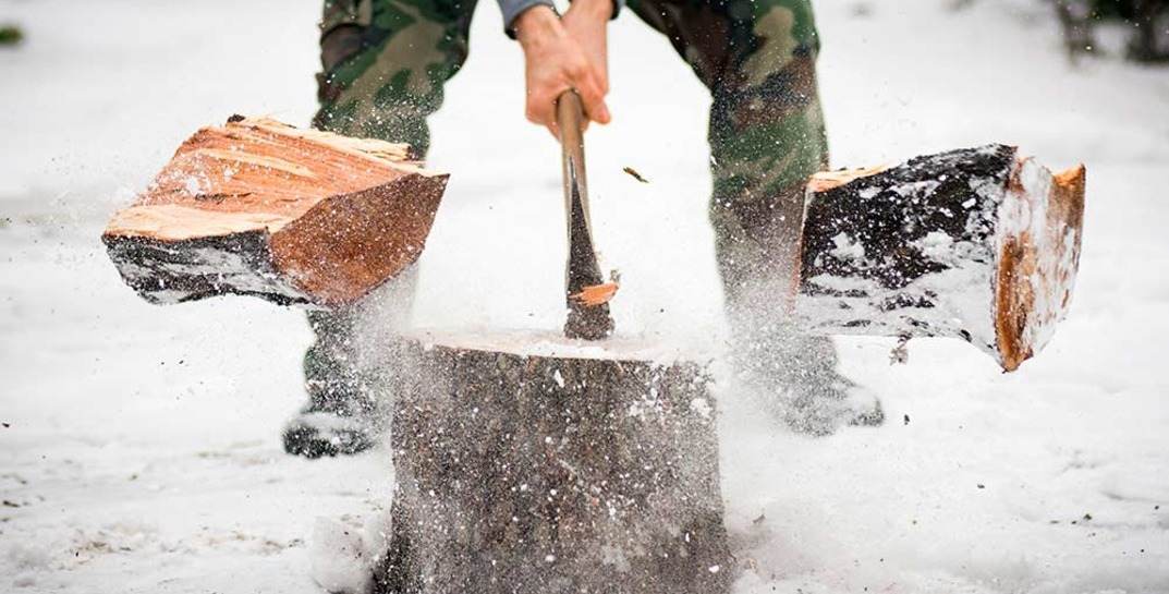 На Могилевщине пенсионерам с наступлением холодов обещают помочь с уборкой территории от снега и колкой дров