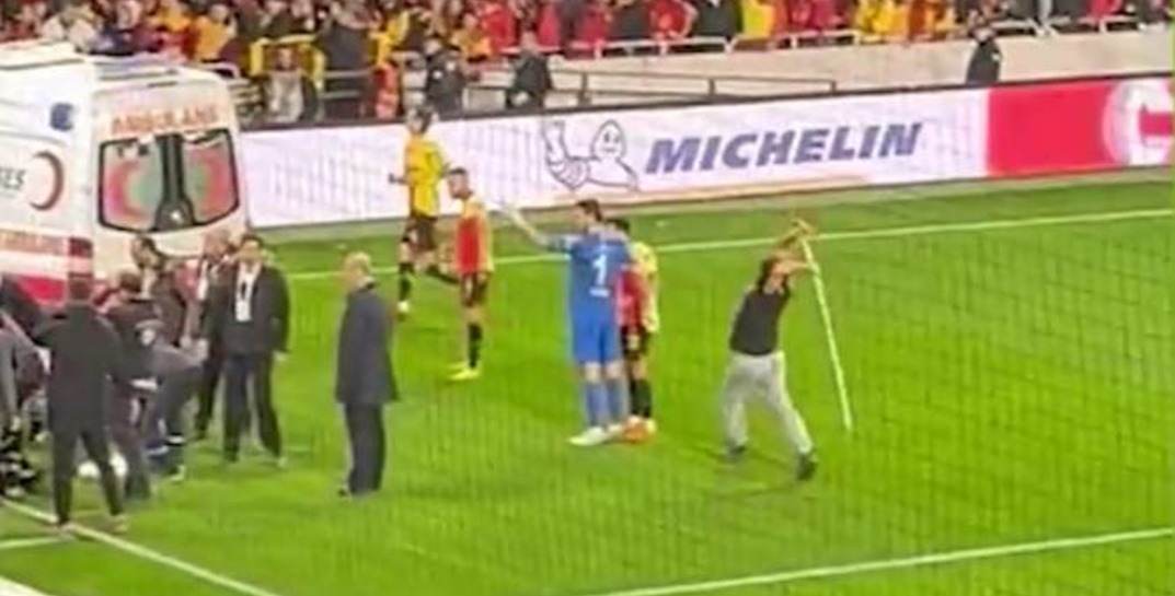 В Турции во время футбольного матча болельщик выбежал на поле и избил вратаря соперников