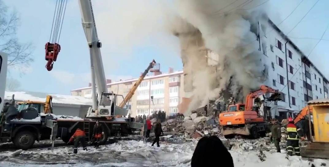 На Сахалине из-за взрыва обрушился подъезд жилого дома. По последним данным, погибли девять человек, среди них четверо детей