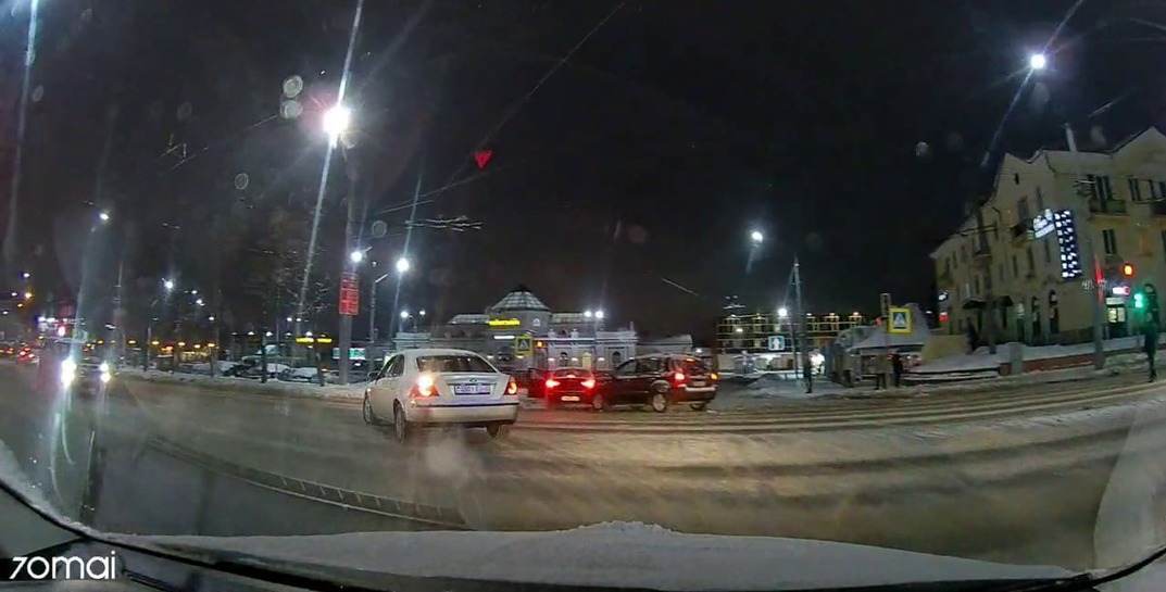 В Могилеве столкнулись две легковушки, момент ДТП попал на видео