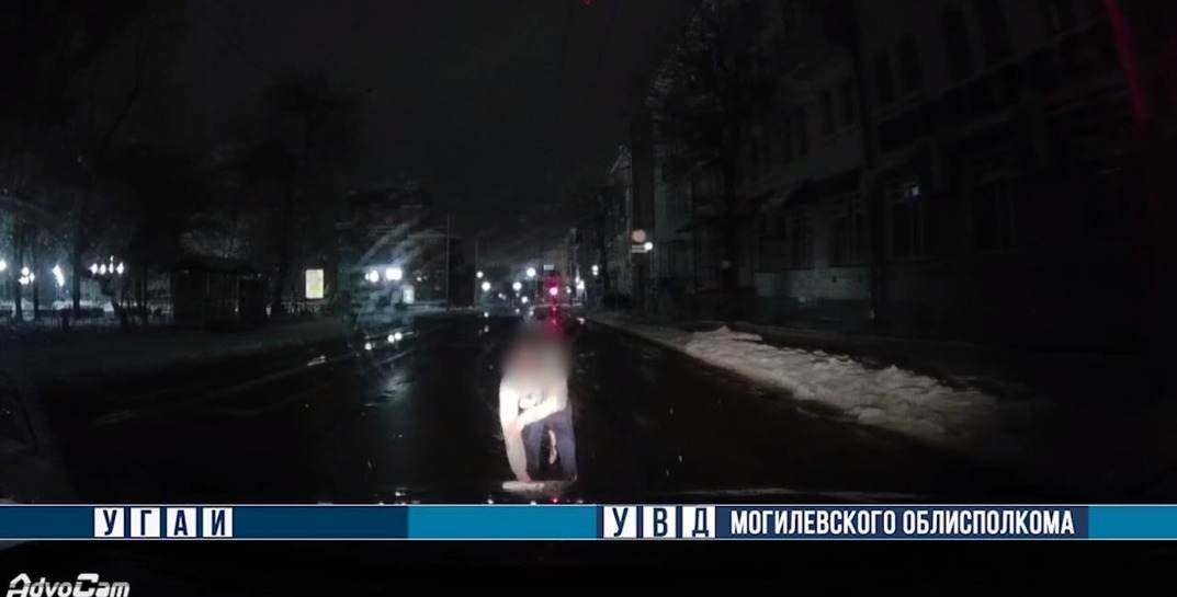 В Могилеве посреди проезжей части сидел пьяный пешеход — его убрали с дороги и отправили в вытрезвитель