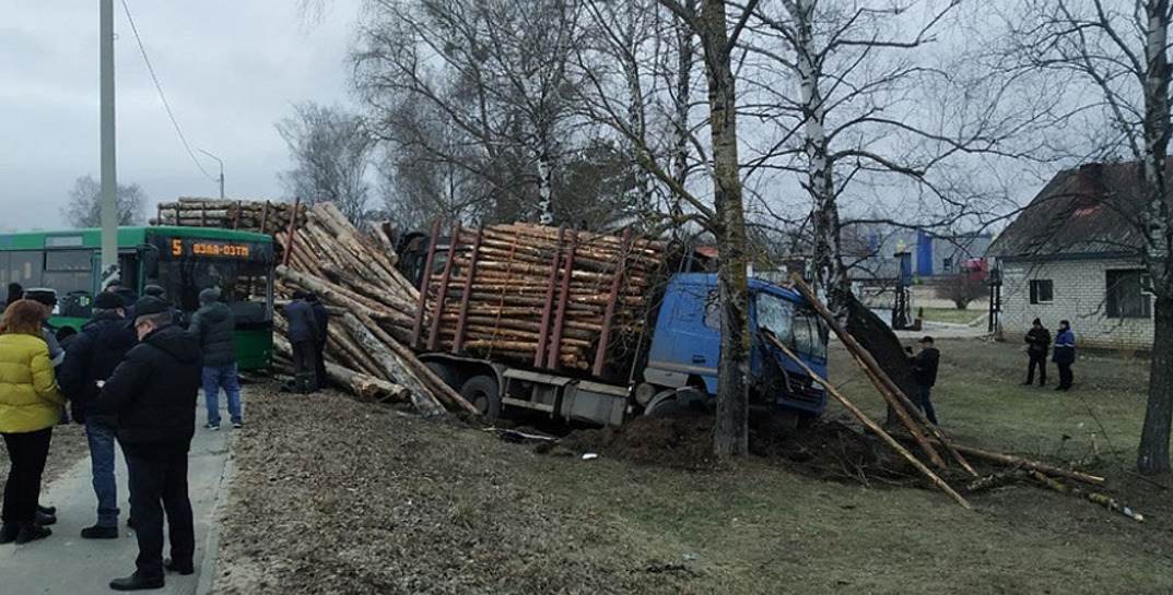 В Осиповичах будут судить водителя лесовоза, который столкнулся с пассажирским автобусом, из-за чего пострадали 10 человек