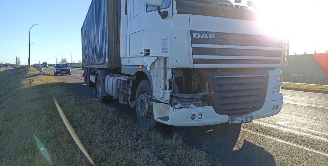 В Белыничском районе грузовик насмерть сбил могилевчанина, который стоял на дороге рядом с авто