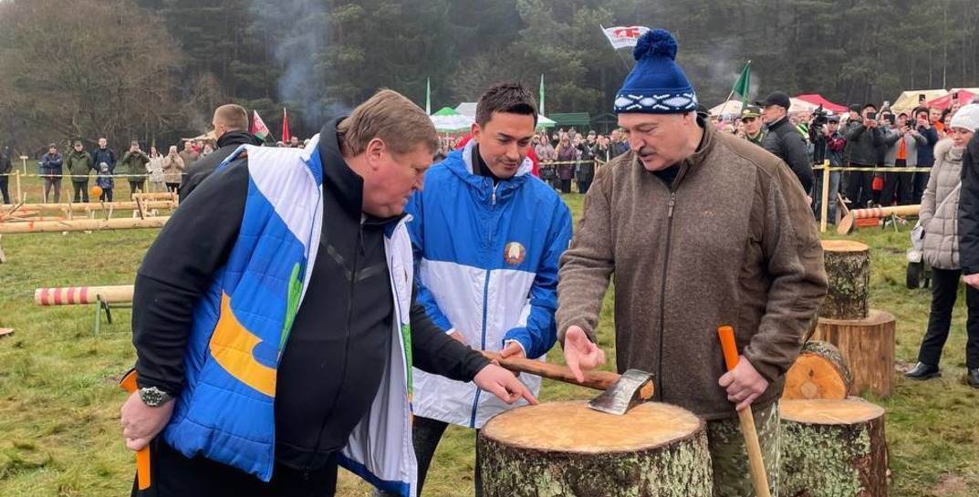 Александр Лукашенко принял участие в чемпионате по колке дров