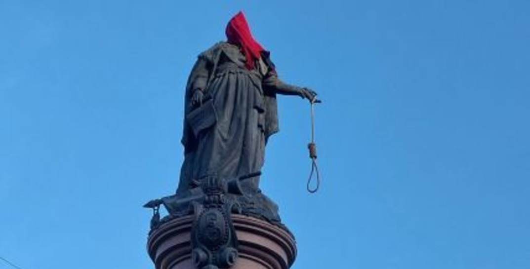 В Одессе на бронзовую Екатерину II надели красный колпак, а в руку вложили петлю