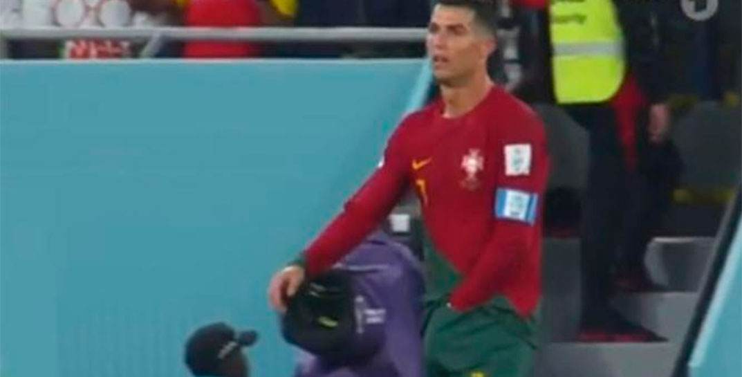 Роналду во время матча с Ганой поискал что-то в трусах, достал оттуда и съел