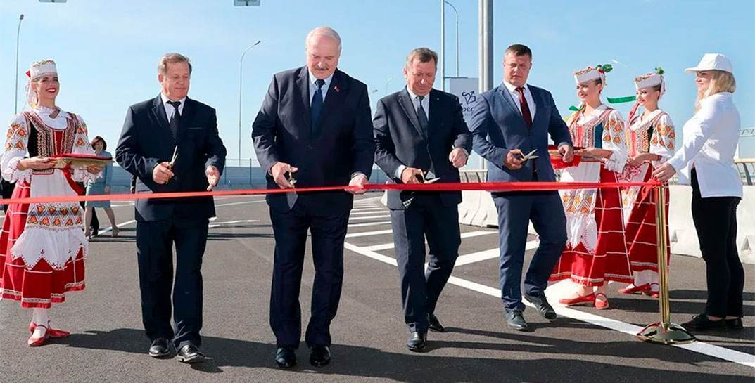 Лукашенко: в Беларуси отмечают 7 ноября из-за привычки получать подарки от власти
