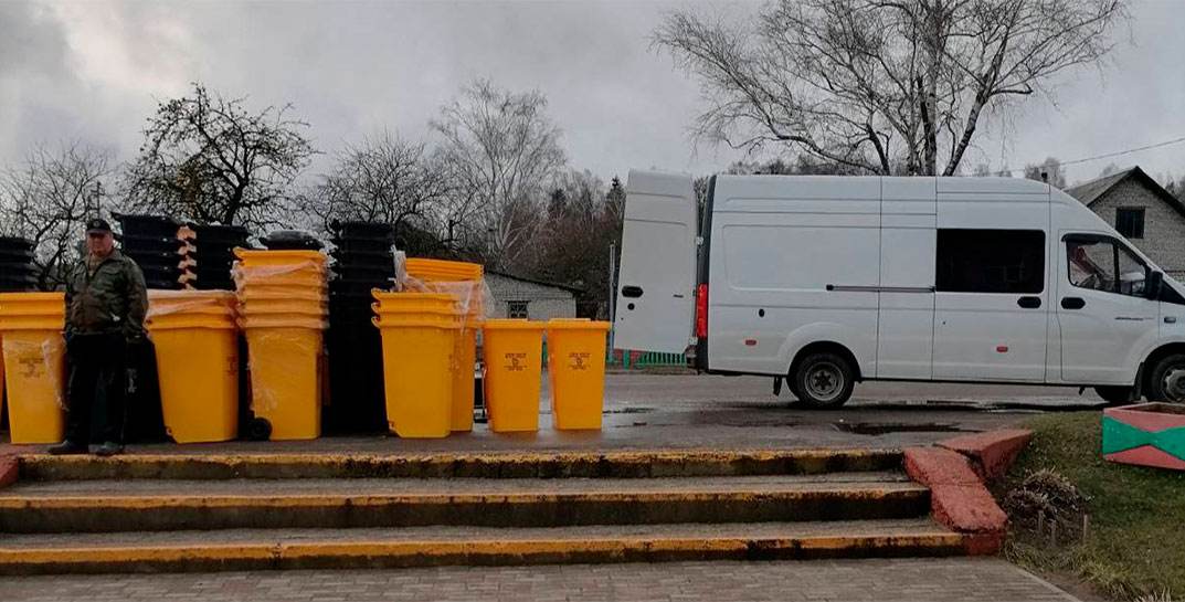 В Полыковичи завезли контейнеры для раздельного сбора мусора — скоро ими полностью обеспечат агрогородок