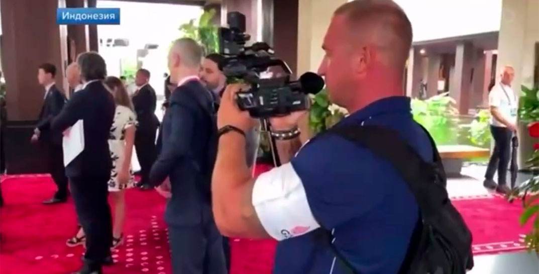 «Они больше чем моя голова!» На саммите G20 в Индонезии Байден восхитился бицепсами оператора российского «Первого канала» Юрия Шолмова