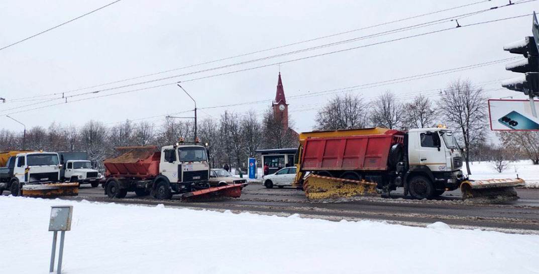 Последствия первого сильного снегопада в Могилеве устраняли свыше 100 единиц техники