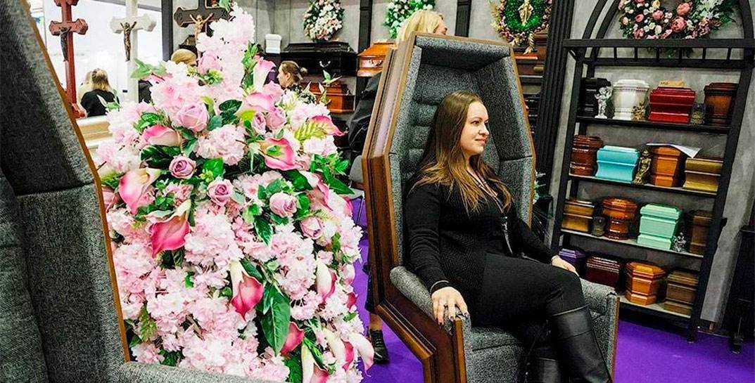 Хороший тамада. В Москве прошел конкурс по одеванию покойников на скорость