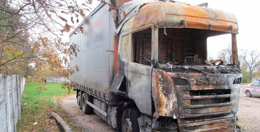 В Бобруйске на стоянке сгорела фура, пока водитель отходил на заправку