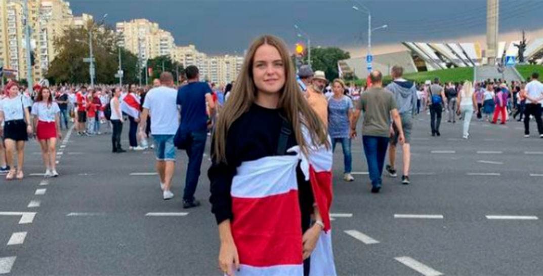 В Беларуси на 29-летнюю жительницу Минска завели уголовное дело после фото с БЧБ-флагом… в Tinder
