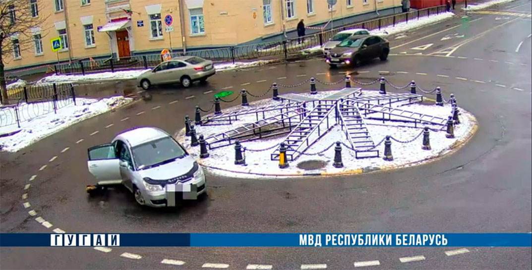 В Гомеле непристегнутый 3-летний ребенок самостоятельно открыл дверь и выпал из движущегося автомобиля. Это попало на видеокамеры