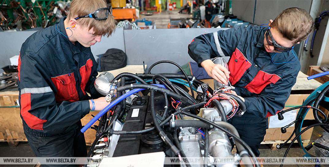 «Не обязывать, а активно предлагать». Министр образования рассказал о распределении для платников