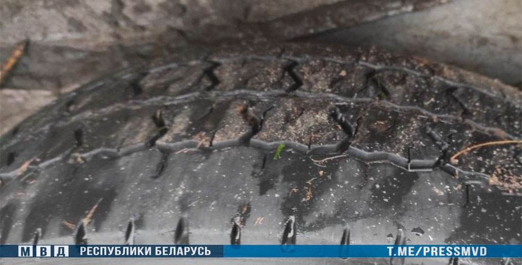 Страшная авария в Минской области из-за всесезонной резины: микроавтобус и фура в кювете, водитель микроавтобуса погибла на месте
