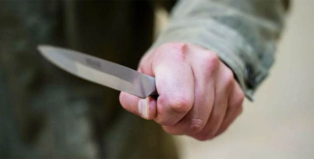 В Черикове дальнобойщик раньше времени вернулся из командировки: зарезал жену, ранил любовника, выпил уксуса и вскрыл вены