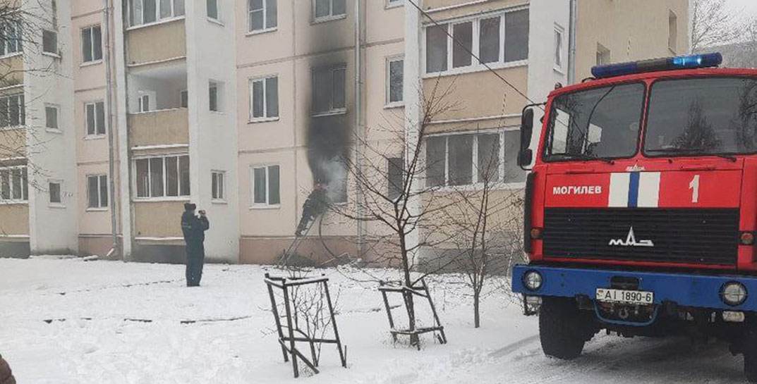 В МЧС рассказали о пожаре на улице Сурганова, фотографии которого разошлись по соцсетям: у могилевчанки загорелось масло на сковороде и белье, которое сушилось над плитой