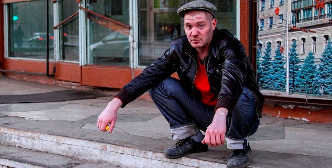 В Пинске мужчина справил нужду в подсобке рюмочной, затем избил бармена. А супруга дебошира… потребовала жалобную книгу
