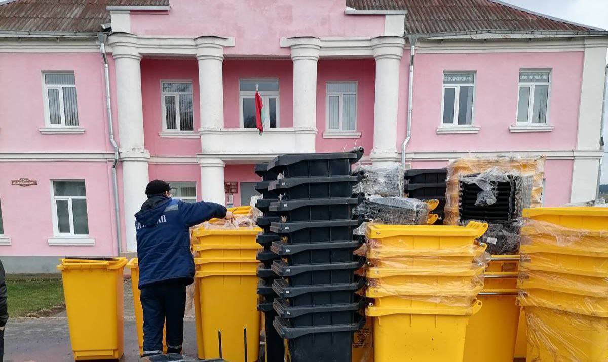 В Полыковичи завезли контейнеры для раздельного сбора мусора — скоро ими полностью обеспечат агрогородок