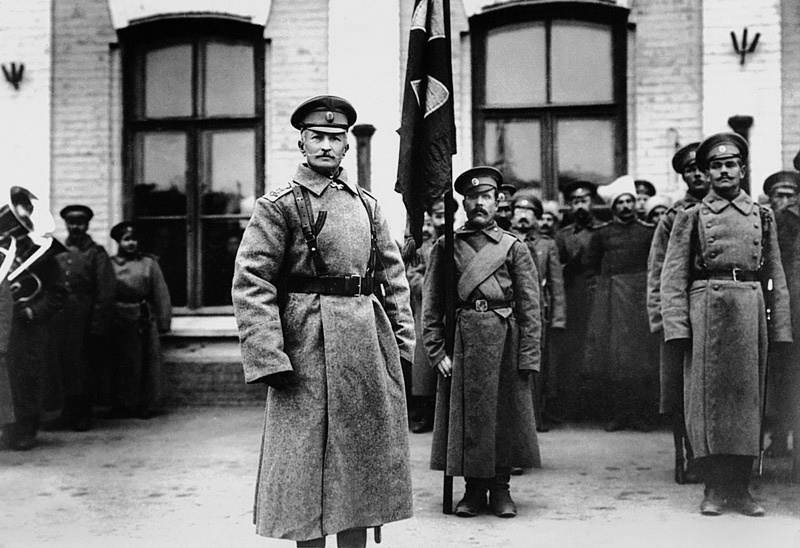 «В штаб к Духонину»: как Могилев осенью 1917 года стал «теневой» столицей России — и кровавый самосуд на Могилевском вокзале, которым это закончилось