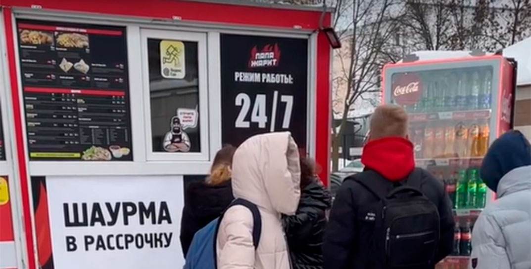 Могилевский блогер, продававший воздух в Минске, открыл заведение «Шаурма в рассрочку» в Витебске
