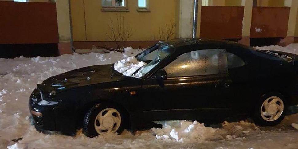 В Солигорске снег с крыши упал на ехавшую легковушку — удар оказался такой силы, что помяло капот, а лобовое стекло оказалось пробито